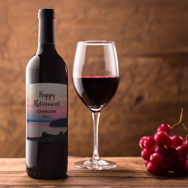 Happy Retirement Pink Sunset mit Namen Weinetikett (In Situ Glass of Wine)