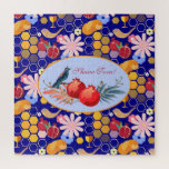 Happy Rosh Hashanah Jüdische Neujahrsmuster Puzzle<br><div class="desc">"Happy Rosh Hashanah" Briefe "L'Shana Tova" jüdischen Neujahrsfeiertag wünscht "Shanah Tovah U’Metukah! Möge dein Jahr süß und gut sein." Symbolkarte. Torah, Honey und Apfel, shofar, Granatapfel, Star von David, Blume, Rosh Hashana traditionelle Früchte Herbstsaison, Shanah Tovah Festival Party Dekoration, sukkot Veranstaltung. Religion der Judaika. Vintag. Happy Rosh Hashanah Jüdische Neujahr...</div>