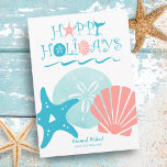 Happy Seashore | Tropical Beach Seashell Weihnacht Feiertagskarte<br><div class="desc">Die Weihnachtskarte zum Thema Strand bietet eine tropische "Happy Holidays" Muschel,  Wale Schwanz und Ozeanwellen Typografie mit großen,  kühnen Muschelakzenten (Sand-Dollar,  Seesterne und Fan-Muscheln). Die Rückseite ist eine nautische Muschel & Wirbel-Muster auf einem türkisfarbenen Hintergrund. Original-Kunstwerk KL Stock.</div>