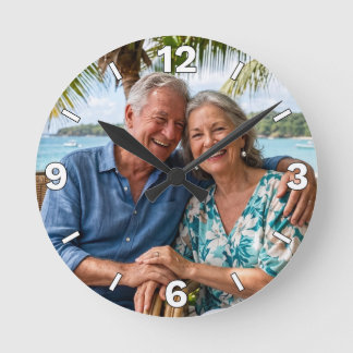 Happy Senior Couple Beach Vacation Decor Runde Wanduhr