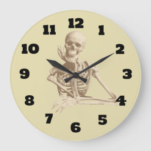 Happy Skeleton, der sein Kinn in seiner Bony Hand  Große Wanduhr