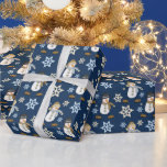 Happy Snowman Blue Christmas Geschenkpapier<br><div class="desc">Dieses festliche Weihnachtsgeschenk-Wrap verfügt über ein Paar Schneemänner, einer in einer Strumpf-Mütze gekleidet und der andere in einem Top-Hut, und beide mit Nackenschals und Milben. Das Schneepaar wird auf der Oberfläche auf dunkelblauem Hintergrund wiederholt, und um sie wirbeln Schneeflocken. Niedlich, und Kinder werden es Liebe! *Dank Real Deal Clipart für...</div>