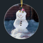 Happy Snowman Keramikornament<br><div class="desc">Designs von Susan Savad — Schön deinen Wintertag mit diesem glücklichen Schneemann. Man kann ihn fast mit seinem großen Lächeln und seinem rosa Pom die Straße hinunter tanzen sehen.</div>
