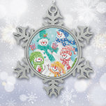 Happy Snowman Retro Weihnachten Schneeflocken Zinn-Ornament<br><div class="desc">Die fünf freundlich gekleideten und lächelnden Schneemänner dieses festlichen Urlaubsornaments scheinen recht glücklich... und warum nicht? Es wird nah bis Weihnachten, und der Himmel ist voll mit weißen Schneeflocken! Dieses schöne Retro-Bild ist farbenfroh, hell und lustig. Die Hüte und Schals in Blau, Grün, Gold und Rot erhellen die Szene. Niedlich!...</div>