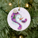 Happy Snowman Weihnachtsbaum Ornament<br><div class="desc">Weihnachtsschmuck mit Happy Snowman In Lila rosa Beanie Winter Hat Spaß Weihnachtsgemälde Sammlung - Wählen / Fügen Sie Ihren einzigartigen Text / Name / Farbe - Make Your Special Christmas Ornament Geschenk - Größe und verschieben oder entfernen / Elemente hinzufügen - Bild / Text mit Anpassungstool. Malerei und Design von...</div>