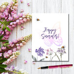 Happy Sommerschmetterling violette Wildblumen pink Postkarte<br><div class="desc">Ein weißer Hintergrund auf der Vorderseite. Mit Bienen dekoriert,  Wildblumen in Violett und Rosa bemalt und ein großer Schmetterling. Text: Glücklicher Sommer! Zurück: violetter Hintergrund.</div>