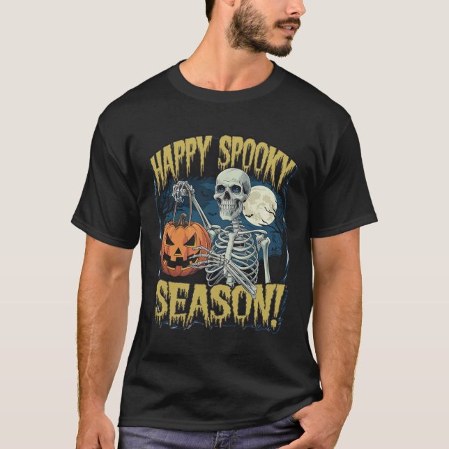 Happy Spooky Season" Skelett mit Pumpkin Hallowon T-Shirt (Vorderseite)