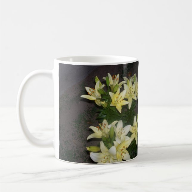 Happy Spring Yellow Lilies Mirrored Foto Kaffeetasse (Links)