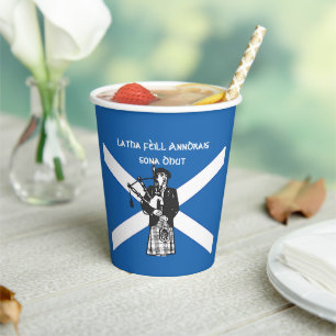 Happy St Andrews Day Flag Bagpiper Pappbecher
