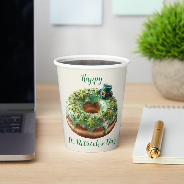 Happy St. Patrick’s Day Donut with Leprechaun Hat Pappbecher (InSitu)