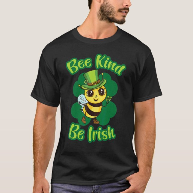 Happy St Patrick's Day Bee Kind Kleeblatt Niedlich T-Shirt (Vorderseite)