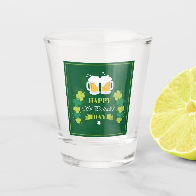 Happy St. Patricks Day Beer and Clovers Schnapsglas (Vorderseite)