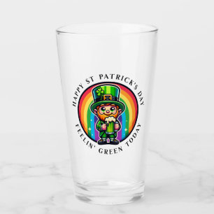 Happy St Patrick's Day Leprechaun mit grünem Bier Glas