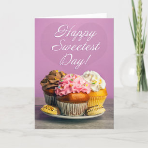 Happy Sweetest Day Cupcakes und Cookies auf Lila Feiertagskarte