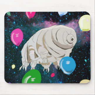 Happy Tardigrade, der durch Raum und Ballons schwe Mousepad