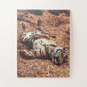 Happy Tiger Bly Up Rolling in Blätter Puzzle