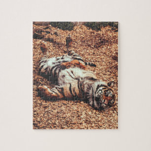 Happy Tiger Bly Up Rolling in Blätter Puzzle