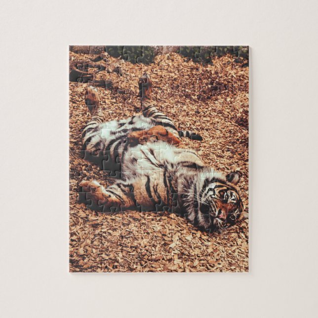 Happy Tiger Bly Up Rolling in Blätter Puzzle (Vertikal)