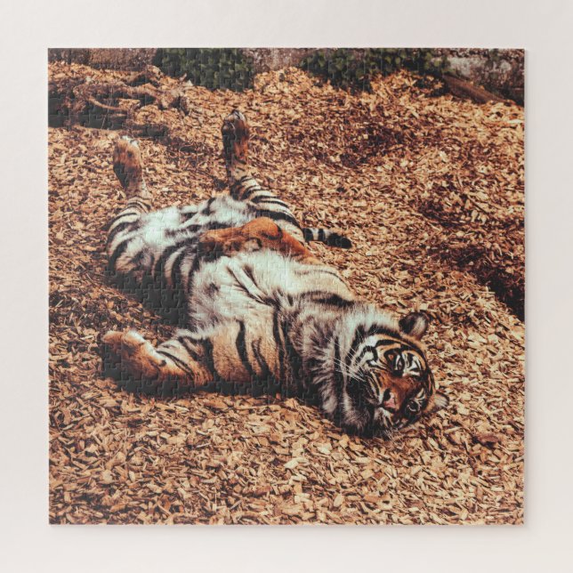 Happy Tiger Bly Up Rolling in Blätter Puzzle (Vertikal)