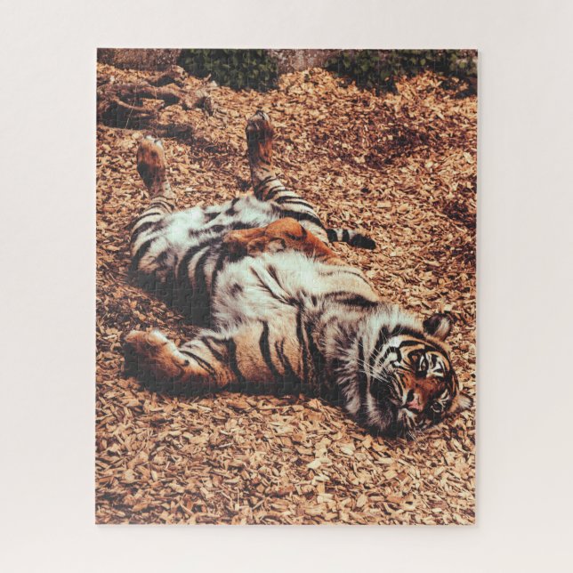 Happy Tiger Bly Up Rolling in Blätter Puzzle (Vertikal)