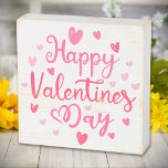 Happy Valentine's Day Elegantes Skript Rosa Herzen Holzkisten Schild<br><div class="desc">Elegantes Drehbuch rosa Herzen Valentinstag Holzkastenschild. Sie können dieses Design auf anderen Zazzle-Produkten übertragen und an die meisten Zazzle-Produkte anpassen. Sie können auch auf EDIT klicken und mit dem Designwerkzeug die Hintergrundfarbe ändern. Vielen Dank, dass Sie sich für unsere Designs entschieden haben und sich an die Standard Studio Designs halten....</div>