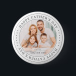 Happy Vatertag Klassisches einfaches Foto Button<br><div class="desc">Dieses einfache und klassische Design besteht aus Serifentypografie und fügt ein benutzerdefiniertes Foto hinzu.</div>