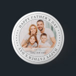Happy Vatertag Klassisches einfaches Foto Button<br><div class="desc">Dieses einfache und klassische Design besteht aus Serifentypografie und fügt ein benutzerdefiniertes Foto hinzu.</div>