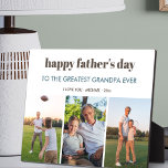 Happy Vathers Day Opa 3 FotoCollage Custom Fotoplatte<br><div class="desc">Erstellen Sie Ihre eigene Vatertag-Foto-Plakette für Opa mit 3 Ihrer Lieblings-Fotos. Die Vorlage ist für Sie Set, um eine oder alle der Formulierungen zu bearbeiten, die derzeit "glücklicher väterlicher Tag bis zum BESTEN GRANDPA EVER", "i Liebe Sie ・ [Ihr Name(e)] ・ [Jahr]". Die Fotovorlage ist auch für Sie bereit, Ihre...</div>