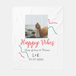 Happy Vibes Feiertagsamt Name Datum Hochzeit rot Fleecedecke