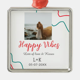 Happy Vibes Feiertagsamt Name Datum Hochzeit rot Ornament Aus Metall