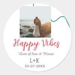 Happy Vibes Feiertagsamt Name Datum Hochzeit rot Runder Aufkleber