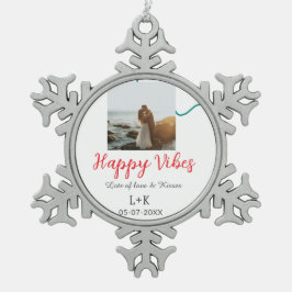 Happy Vibes Feiertagsamt Name Datum Hochzeit rot Schneeflocken Zinn-Ornament