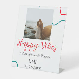 Happy Vibes Feiertagsamt Name Datum Hochzeit rot Sockelschild