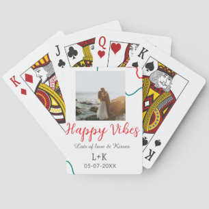 Happy Vibes Feiertagsamt Name Datum Hochzeit rot Spielkarten