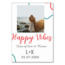 Happy Vibes Feiertagsamt Name Datum Hochzeit rot Tischnummer