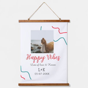 Happy Vibes Feiertagsamt Name Datum Hochzeit rot Wandteppich Mit Holzrahmen