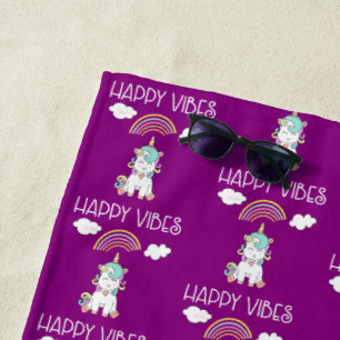 Happy Vibes Typografie Rainbow & Unicorn Muster Strandtuch