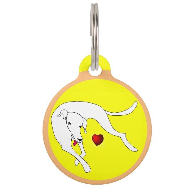 Happy white cartoon dog mit Liebe heart Haustiermarke (Vorderseite)
