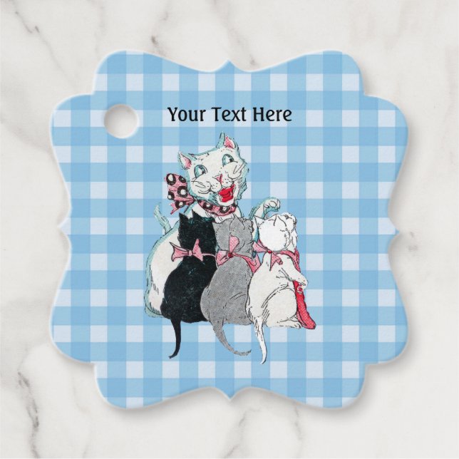 Happy White Mother Cat mit drei Kätzchen Kariert Geschenkanhänger (Vorderseite)