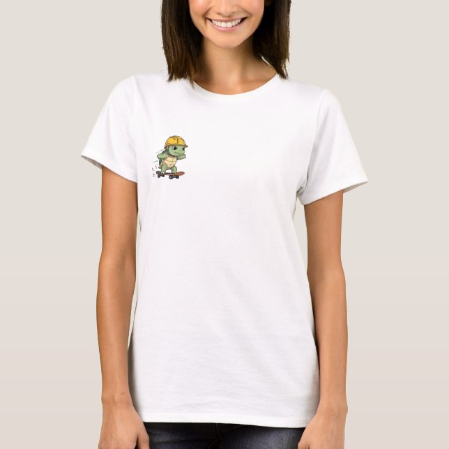 Hard Hat Hero Turtle – Cool Cartoon Turtle Riding T-Shirt (Vorderseite)