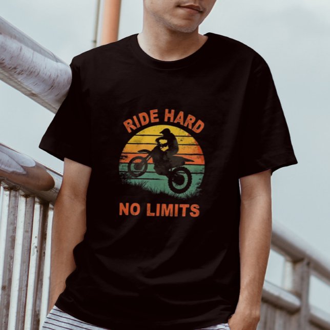 Hard No Limits Retro Sunset Graphic Tee for Bikers (Von Creator hochgeladen)
