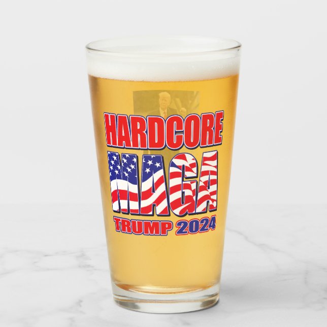 Hardcore MAGA Trump 2024 Glas (Vorne (Gefüllt))