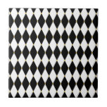 Harlekin-Diamant-Muster Fliese<br><div class="desc">Schwarzweiss-Diamantharlekinmuster mit runden Goldbolzen. Karneval themenorientiert.</div>