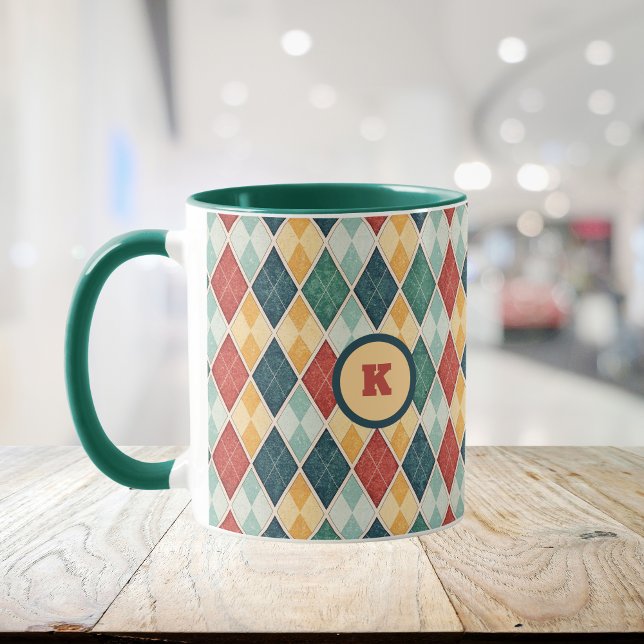 Harlequin Retro Red Gold Green Raute Initial Tasse (Von Creator hochgeladen)