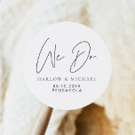 HARLOW Moderne Minimalistisch Hochzeit Runder Aufkleber<br><div class="desc">Die Harlow Wedding Collection besticht durch einen modernen Schriftart und ein schlichtes minimalistisches Design. Ideal für Ihr einfaches,  zeitloses Paar.</div>