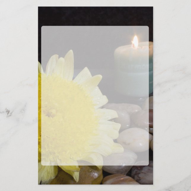 Harmonie-Kerze und gelbe Blume Briefpapier (Vorderseite)