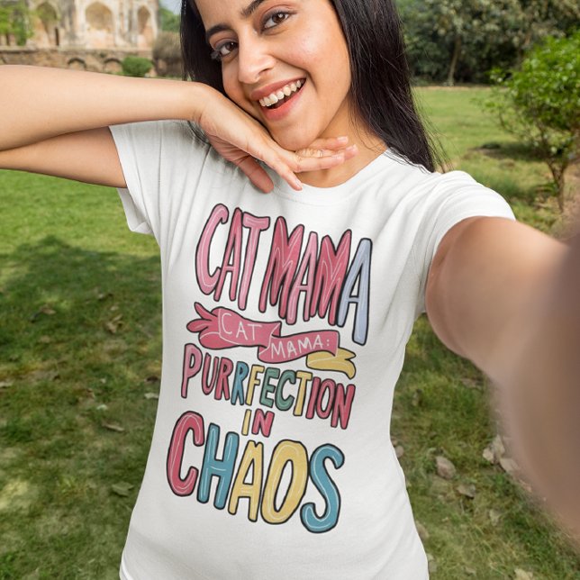 Harmonisches Chaos: Kat Mama findet Perfektion T-Shirt (Von Creator hochgeladen)