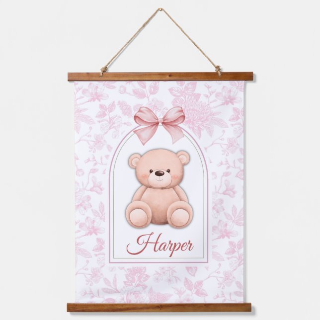 Harper | Benutzerdefiniertes rosa Teddy-Bär-Kinder Wandteppich Mit Holzrahmen (Vorderseite)