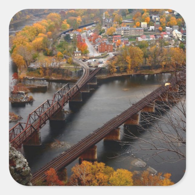 Harpers Ferry im Herbst Quadratischer Aufkleber (Vorderseite)