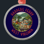 Harpers Ferry West Virginia Distressed Circle Ornament Aus Metall<br><div class="desc">Harpers Ferry Retro Vektor Reise Design. Harpers Ferry ist eine Stadt in West Virginia. Die Wege führen durch den National Historical Park Harpers Ferry,  der aus Gebäude des 19. Jahrhunderts besteht.</div>